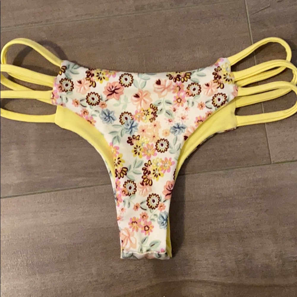 Reversible bikini bottoms